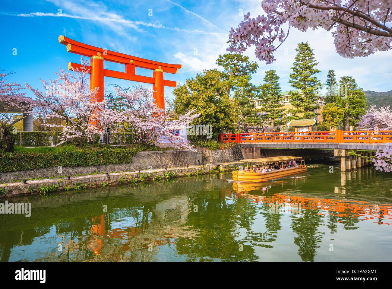 Die Heian Jingu Torii und Okazaki Kanal mit Kirschblüte in Kyoto, Japan Stockfoto