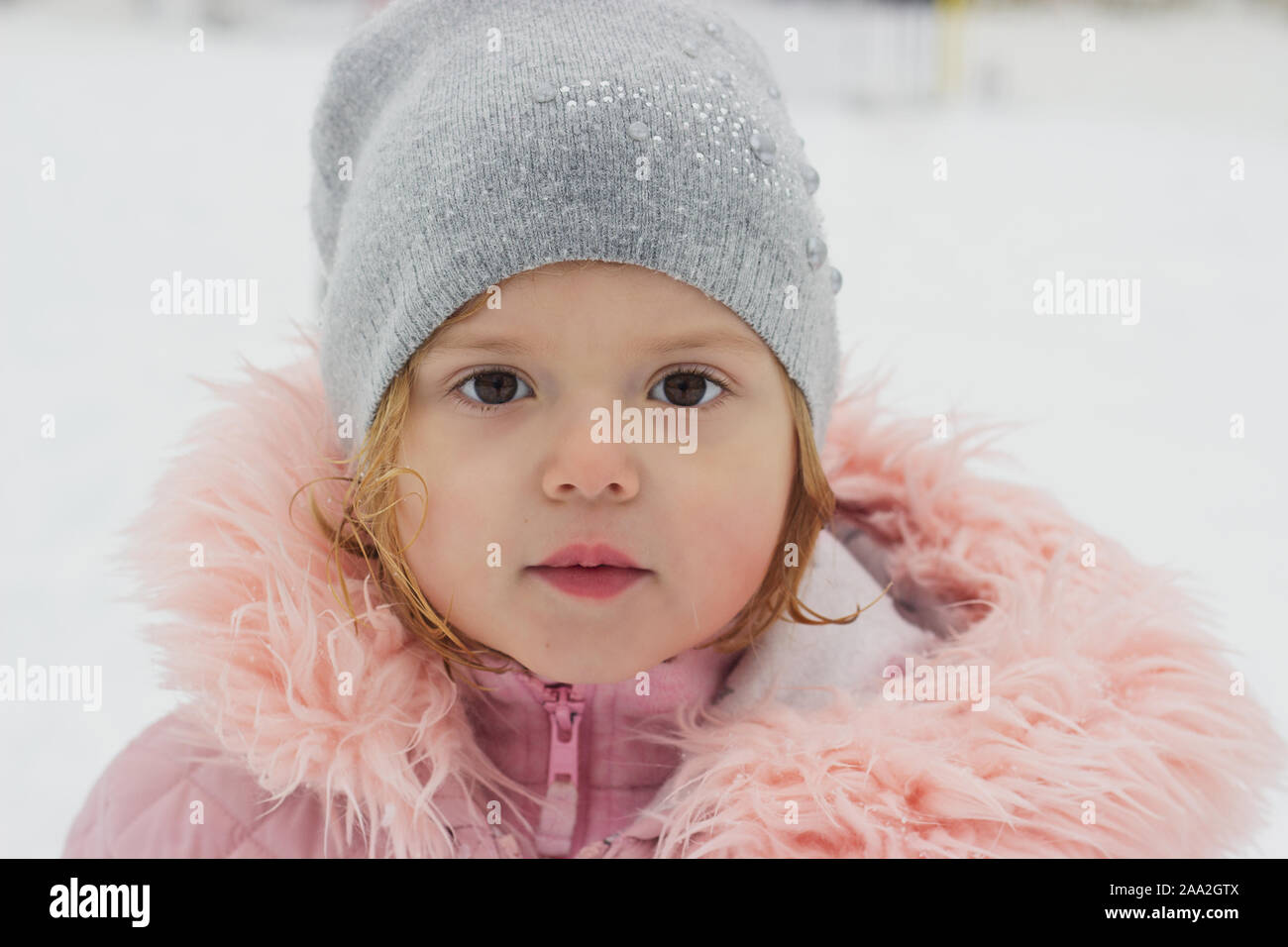 Schöne Mädchen, an der Kamera suchen, winter Portrait Stockfoto