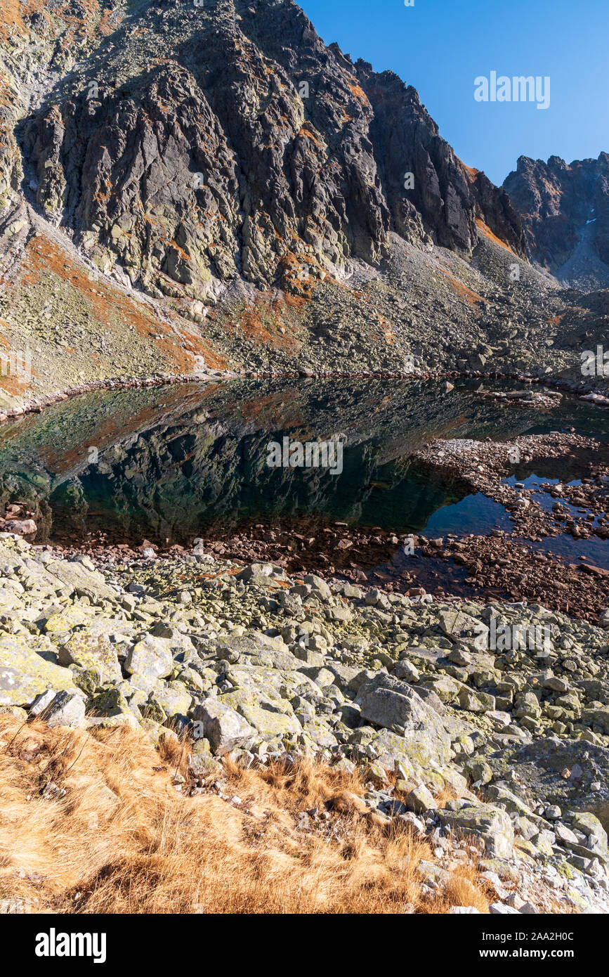 Strbsky stit Berg Spiegelung auf Capie pleso See Wasser Boden in Mlynicka dolina im Herbst Vysoke Tatry Gebirge in der Slowakei Stockfoto
