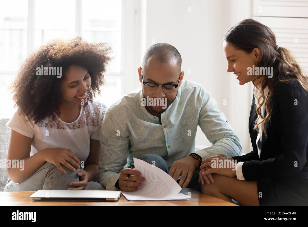 Zufriedene Kunden die Entscheidung über die Zusammenarbeit mit dem Rechtsanwalt. Stockfoto