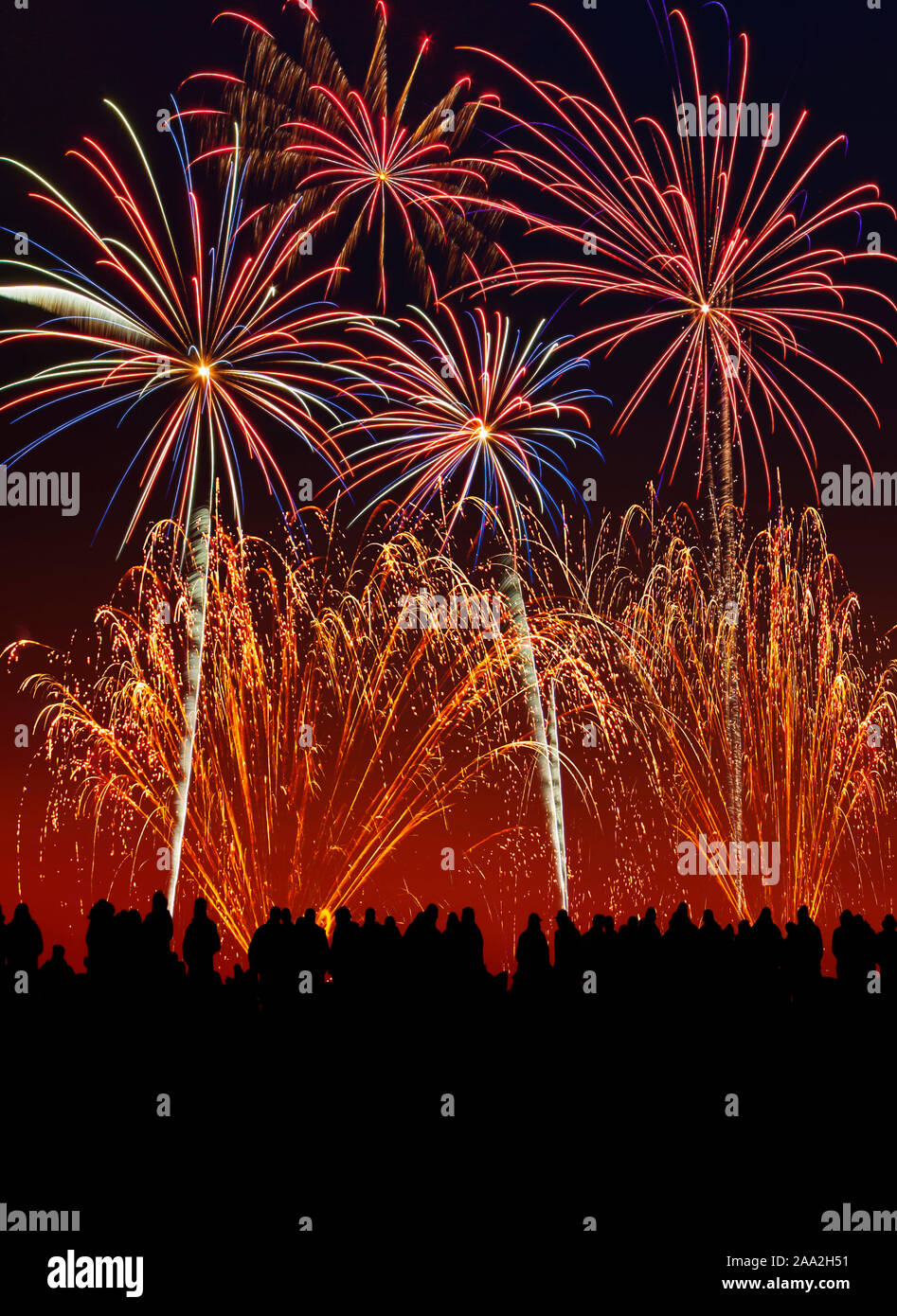 Silhouette von Menschen zu einem Feuerwerk. Stockfoto