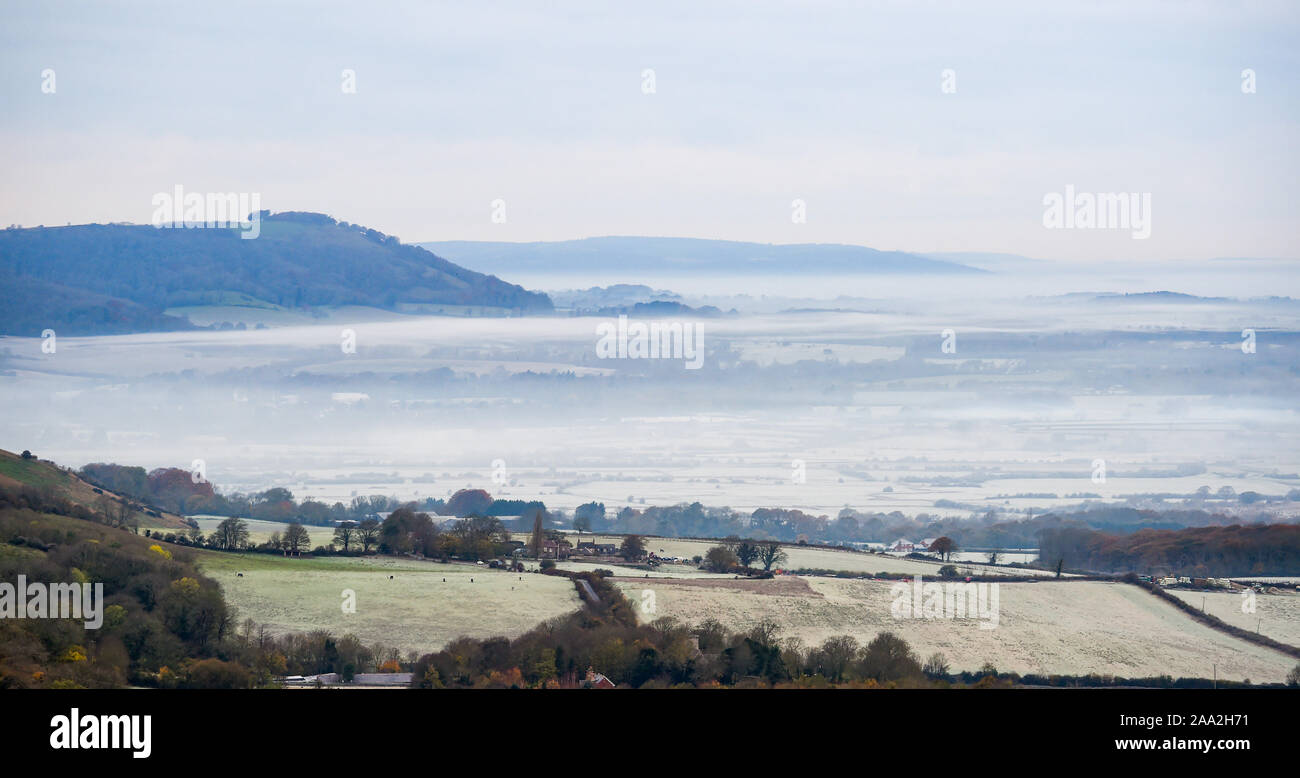 Brighton UK November 2019 19 - Am frühen Morgen Nebel und Frost legt über die Landschaft von der South Downs Nördlich von Brighton nach der kältesten Nacht der Herbst so weit mit Temperaturen tauchen so niedrig wie minus 9 Grad in einigen Teilen von Schottland. Foto: Simon Dack/Alamy leben Nachrichten Stockfoto