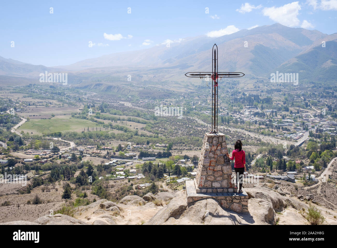 Sie ist auf der Suche nach Tafí del Valle unten im Tal beim Stehen an der Spitze des Cerro de la Cruz (Cross Hill), Argentinien Stockfoto