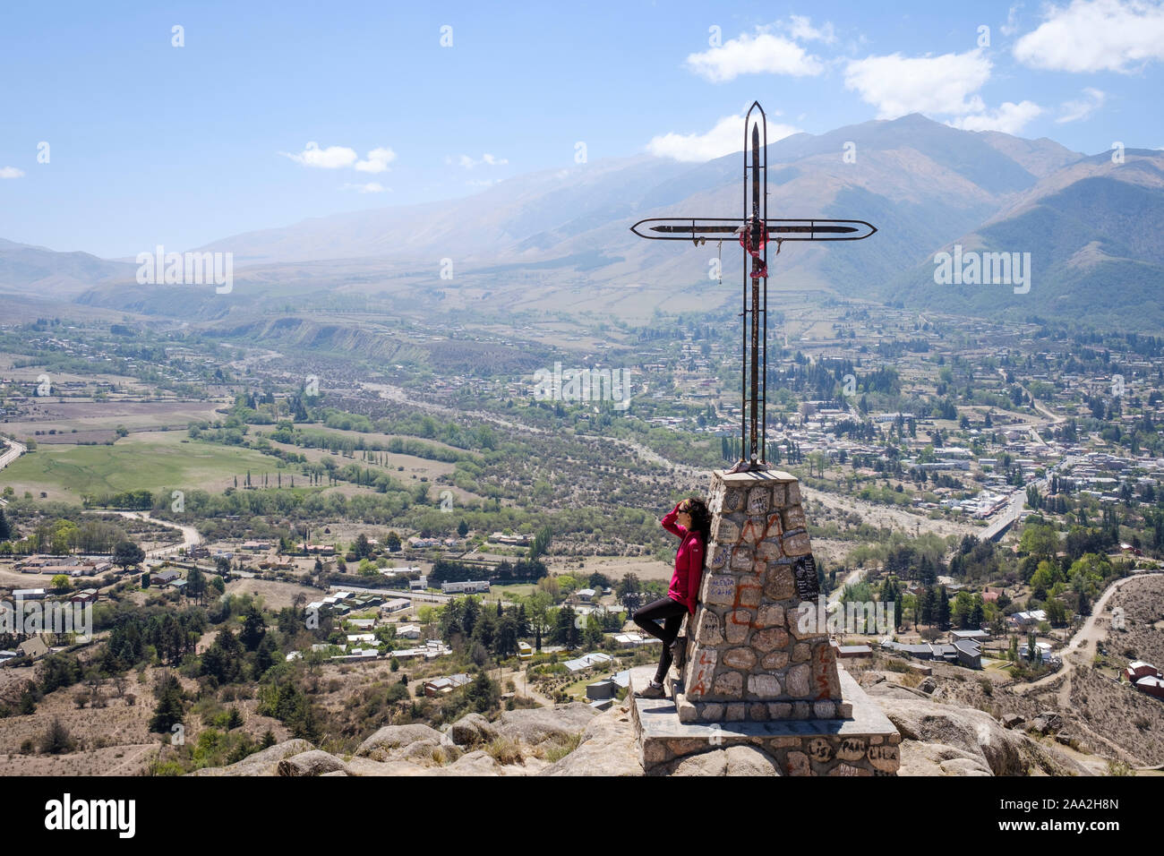 Sie ist auf der Suche nach Tafí del Valle unten im Tal beim Stehen an der Spitze des Cerro de la Cruz (Cross Hill), Argentinien Stockfoto