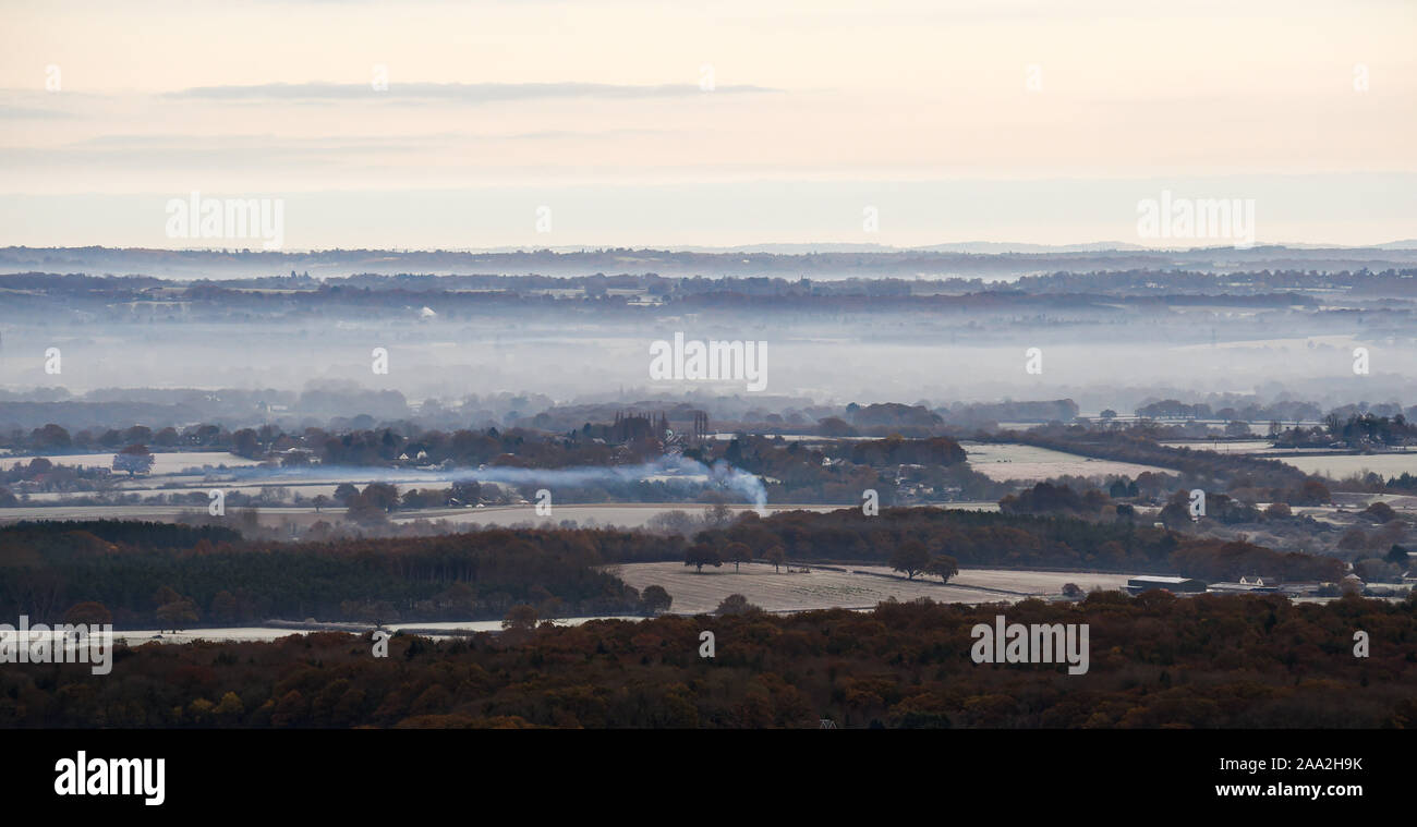 Brighton UK November 2019 19 - Am frühen Morgen Nebel und Frost legt über die Landschaft von der South Downs Nördlich von Brighton nach der kältesten Nacht der Herbst so weit mit Temperaturen tauchen so niedrig wie minus 9 Grad in einigen Teilen von Schottland. Foto: Simon Dack/Alamy leben Nachrichten Stockfoto