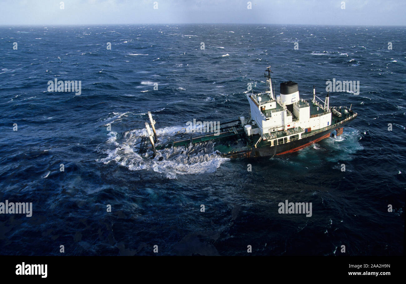 Ölverschmutzung durch die Havarie des Tankers Erika vor den Küsten der Bretagne (Frankreich) am 12. Dezember 1999. Der Öltanker durch die Gesamtzahl der Chartered 31.000 Tonnen Schweröl zu tragen brach in zwei in einem Sturm vor Penmarc'h: Hier, den Untergang Bug Stockfoto