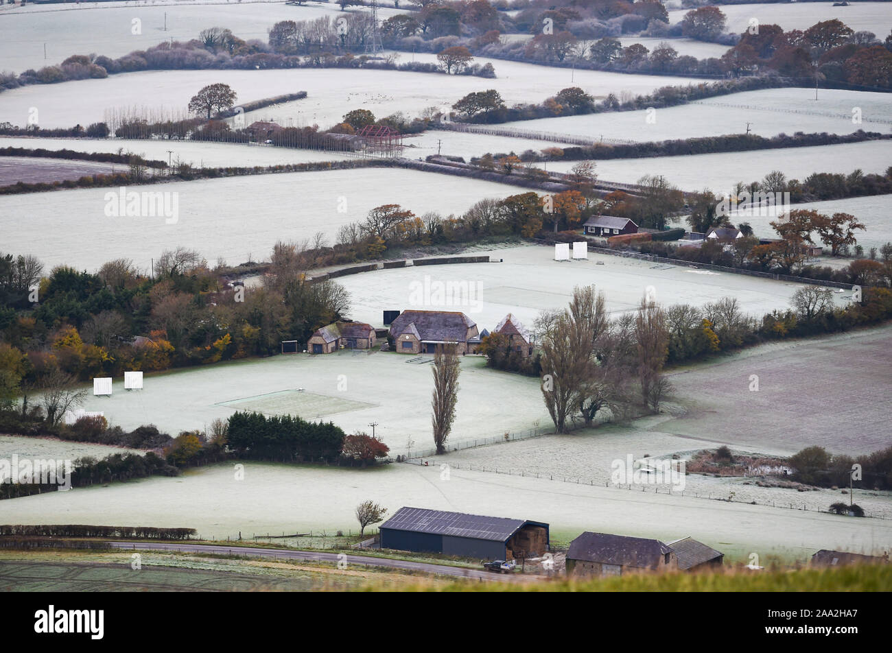 Brighton UK November 2019 19 - Die Preston Nomaden cricket Plätze an Fulking in der Nähe von Brighton sind in Frost nach der kältesten Nacht des Herbst bisher bedeckt mit Temperaturen tauchen so niedrig wie minus 9 Grad in einigen Teilen von Schottland. Foto: Simon Dack/Alamy leben Nachrichten Stockfoto