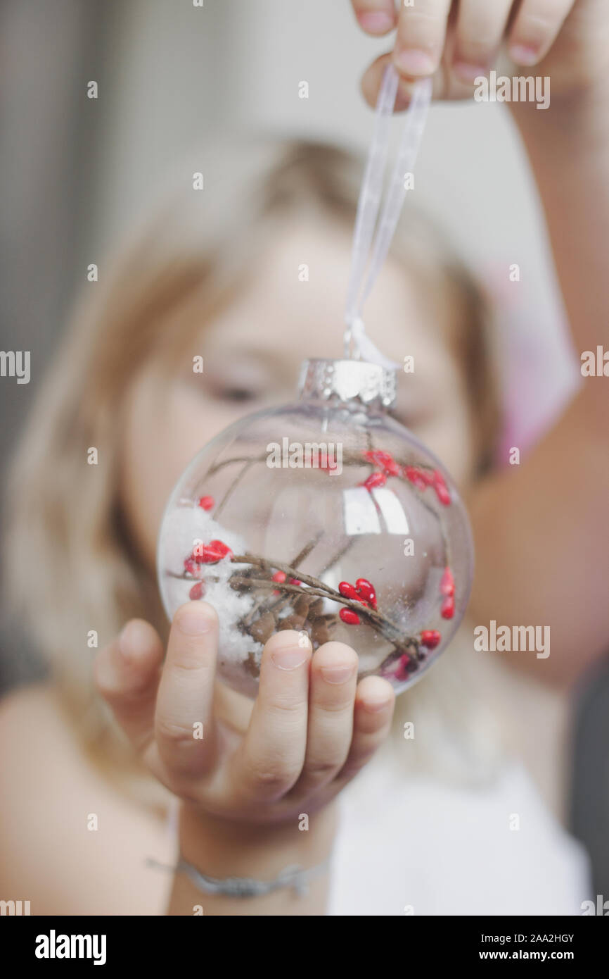 Kleines Mädchen hält Schöne Weihnachten Ornament Stockfoto