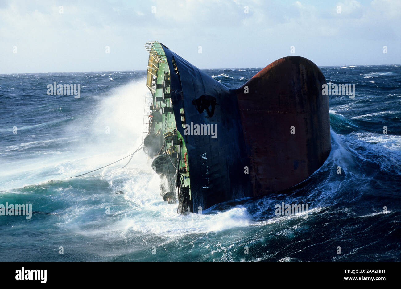 Ölverschmutzung durch die Havarie des Tankers Erika vor den Küsten der Bretagne (Frankreich) am 12. Dezember 1999. Der Öltanker durch die Gesamtzahl der Chartered 31.000 Tonnen Schweröl zu tragen brach in zwei in einem Sturm vor Penmarc'h: Hier, das sinkende Schiff Stockfoto