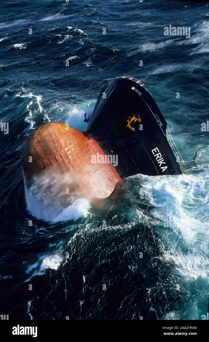 Ölverschmutzung durch die Havarie des Tankers Erika vor den Küsten der Bretagne (Frankreich) am 12. Dezember 1999. Der Öltanker durch die Gesamtzahl der Chartered 31.000 Tonnen Schweröl zu tragen brach in zwei in einem Sturm vor Penmarc'h: Hier, das sinkende Schiff Stockfoto
