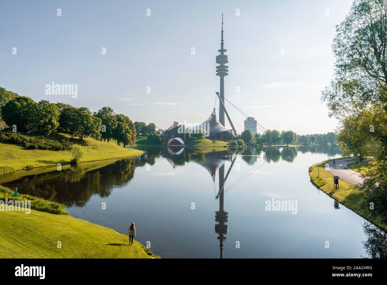 Olympiagelände, Park mit Olympischen See und Fernsehturm, Olympiaturm, Olympiapark, München, Oberbayern, Bayern, Deutschland Stockfoto