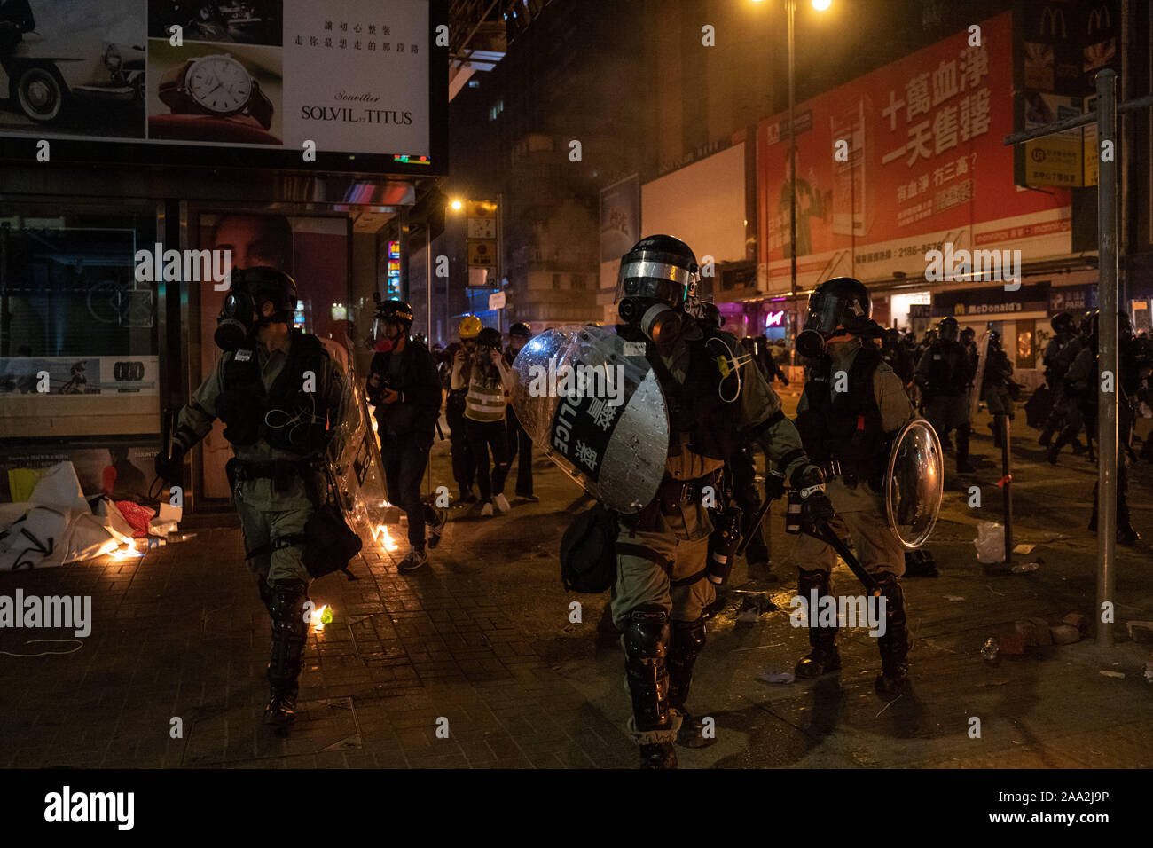 Hongkong, China. Nov, 2019 19. Polizisten Demonstranten während der Demonstration aufzulösen. Nach Demonstranten an der Polytechnischen Universität Hongkong gefangen gehalten wird, das andere Team außerhalb vorgeschlagen, eine Demonstration der Demonstranten im Inneren zu speichern. Credit: SOPA Images Limited/Alamy leben Nachrichten Stockfoto