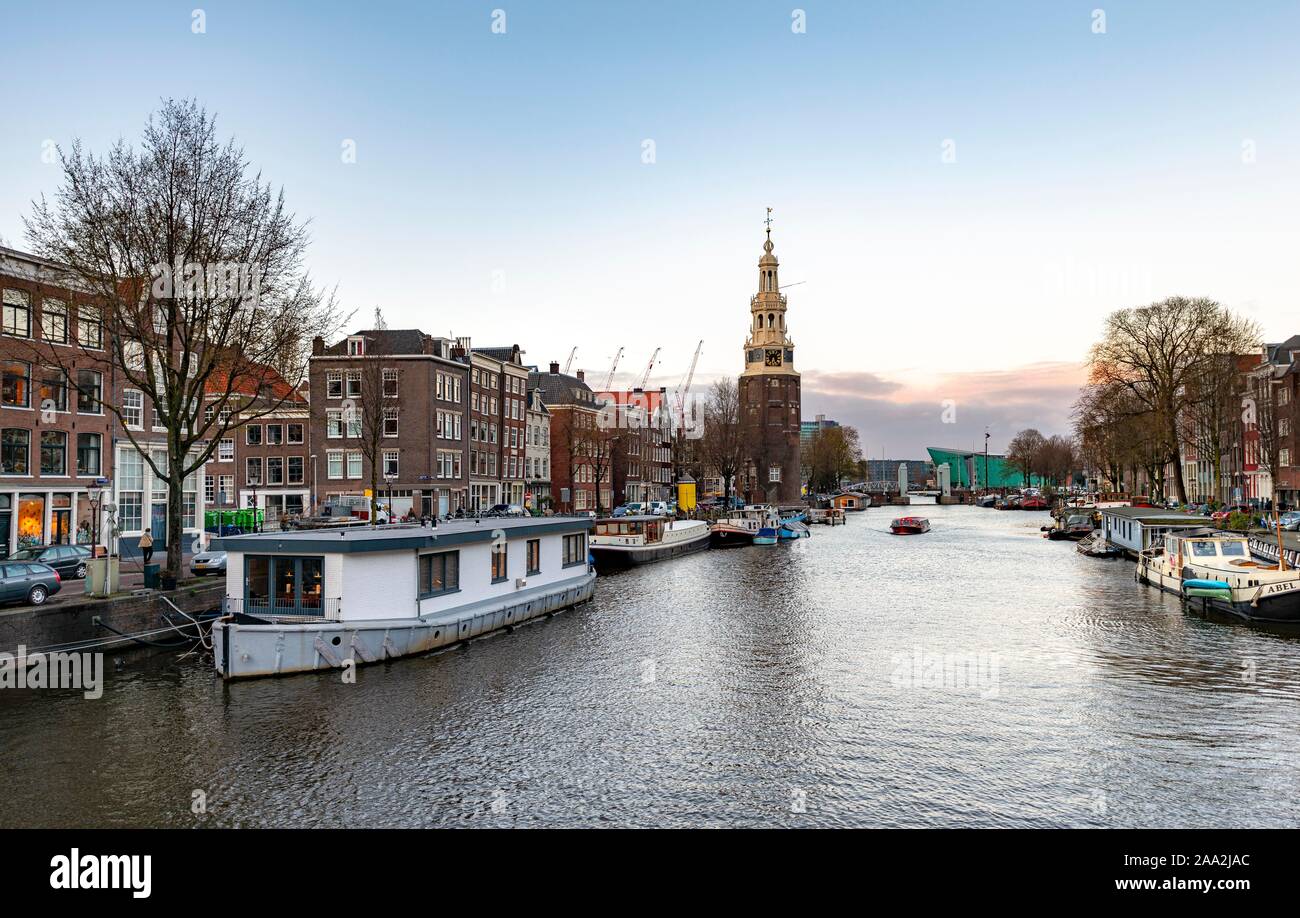 Alte Turm, Montelbaanstoren, Oudeschans, Kanal mit Booten, Amsterdam, Nordholland, Niederlande Stockfoto