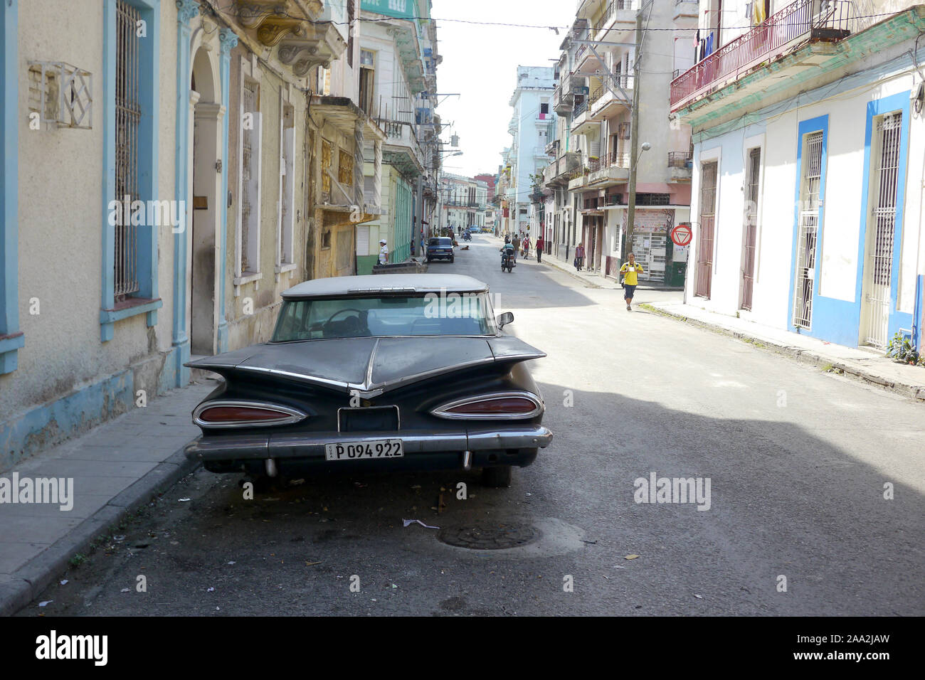Havanna, Kuba - 20. Dezember 2016: Alte amerikanische Autos sind immer noch eine gemeinsame Sicht in den Gassen von Havanna, Kuba. Viele werden als Taxis für beide Touri verwendet Stockfoto