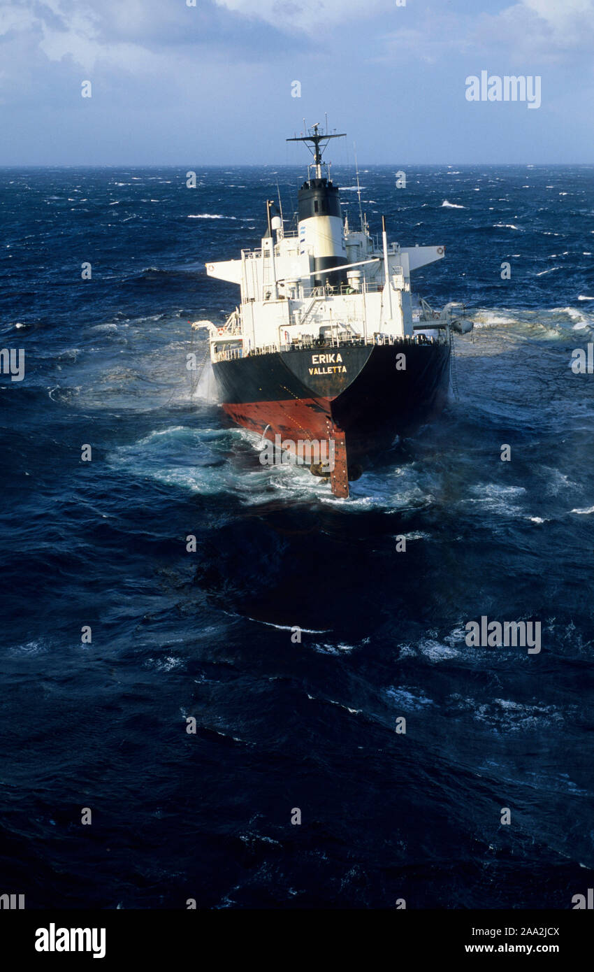 Ölverschmutzung durch die Havarie des Tankers Erika vor den Küsten der Bretagne (Frankreich) am 12. Dezember 1999. Der Öltanker durch die Gesamtzahl der Chartered 31.000 Tonnen Schweröl zu tragen brach in zwei in einem Sturm vor Penmarc'h: Hier, den Untergang Bug Stockfoto