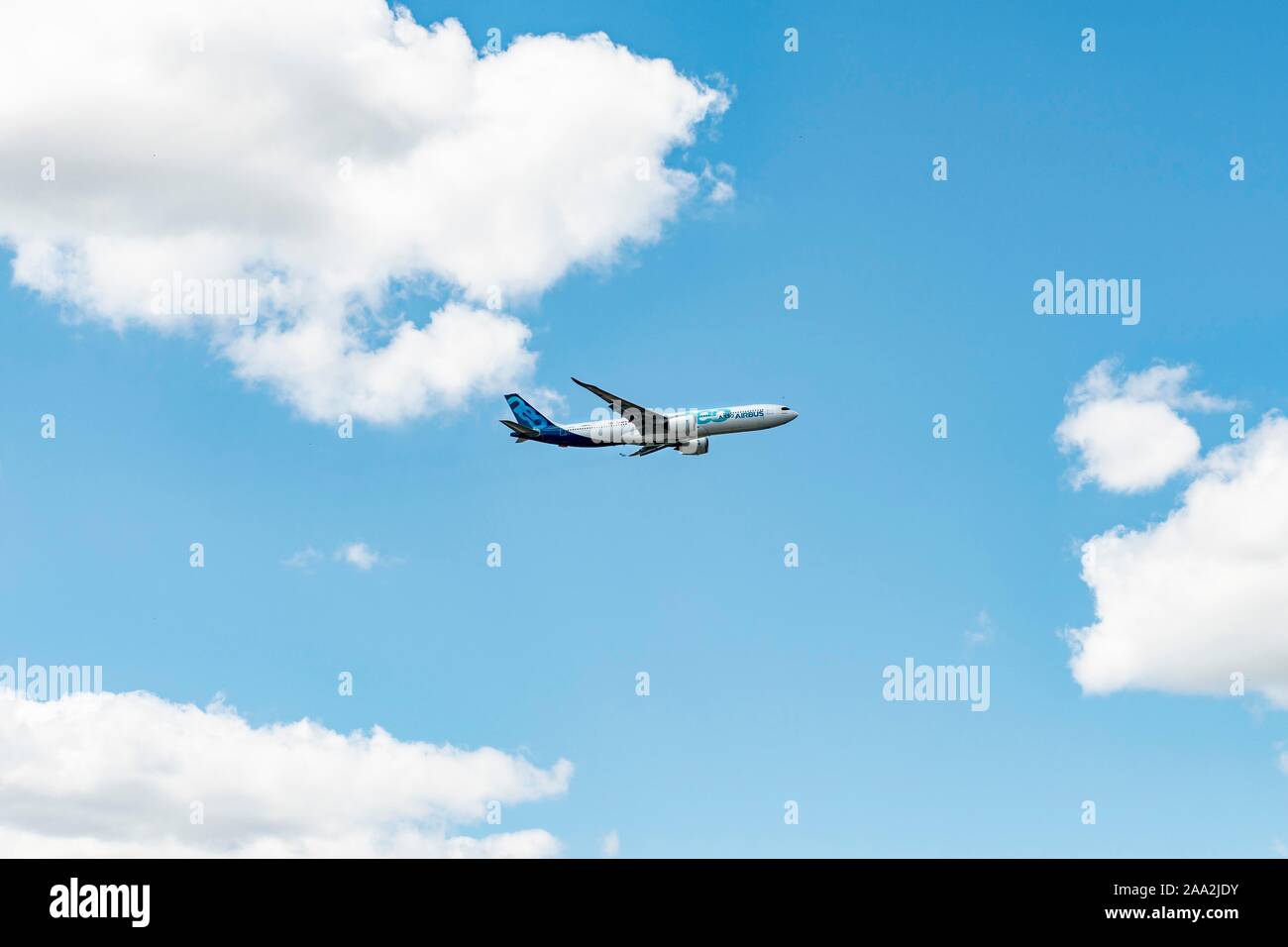 Passagierflugzeug Airbus A330 Neo in Flight, air show, Paris, Frankreich Stockfoto