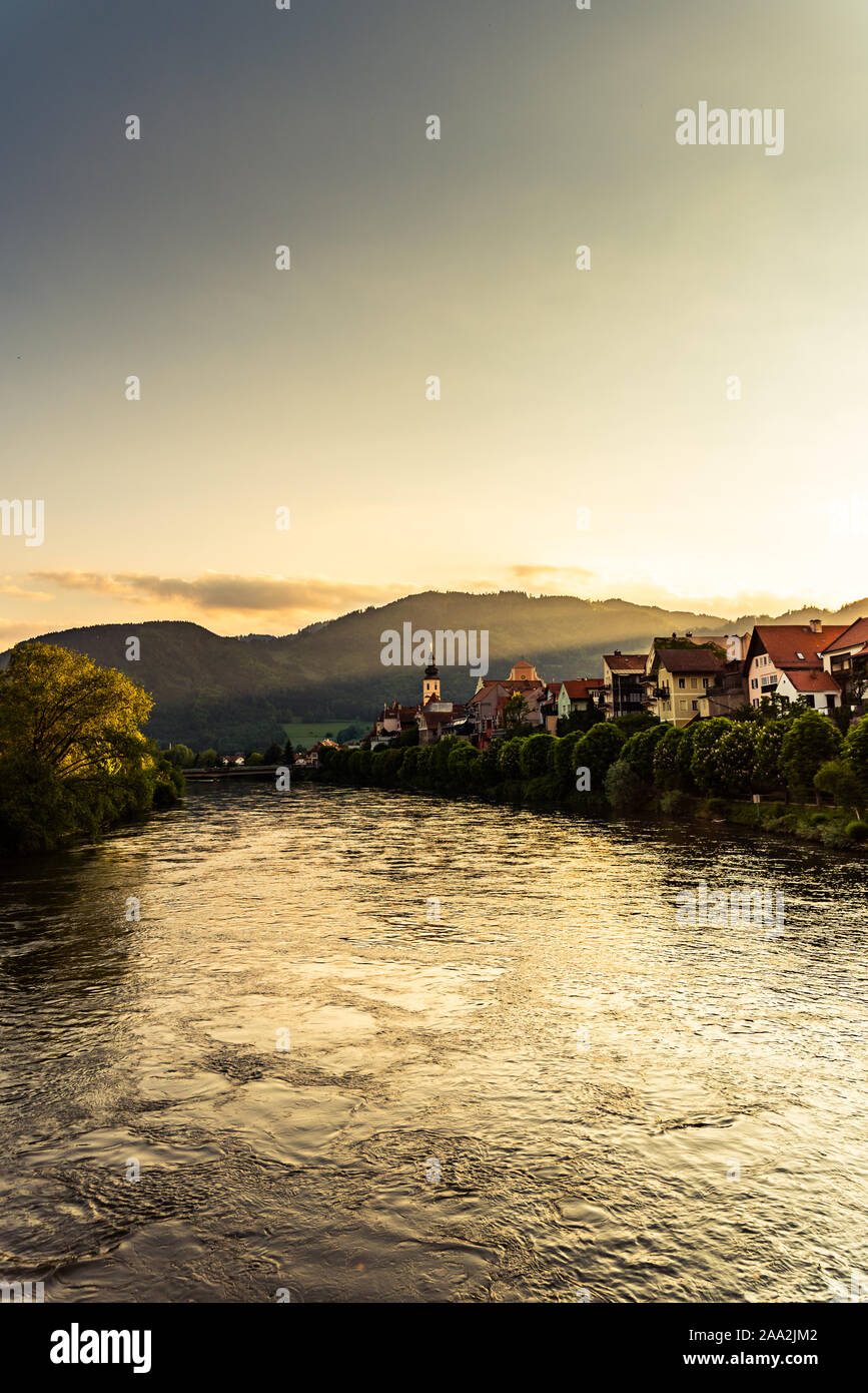 Österreichisches Dorf Frohnleiten an der Mur in die steirische Region. Landschaft der Stadt bei Sonnenuntergang Stockfoto