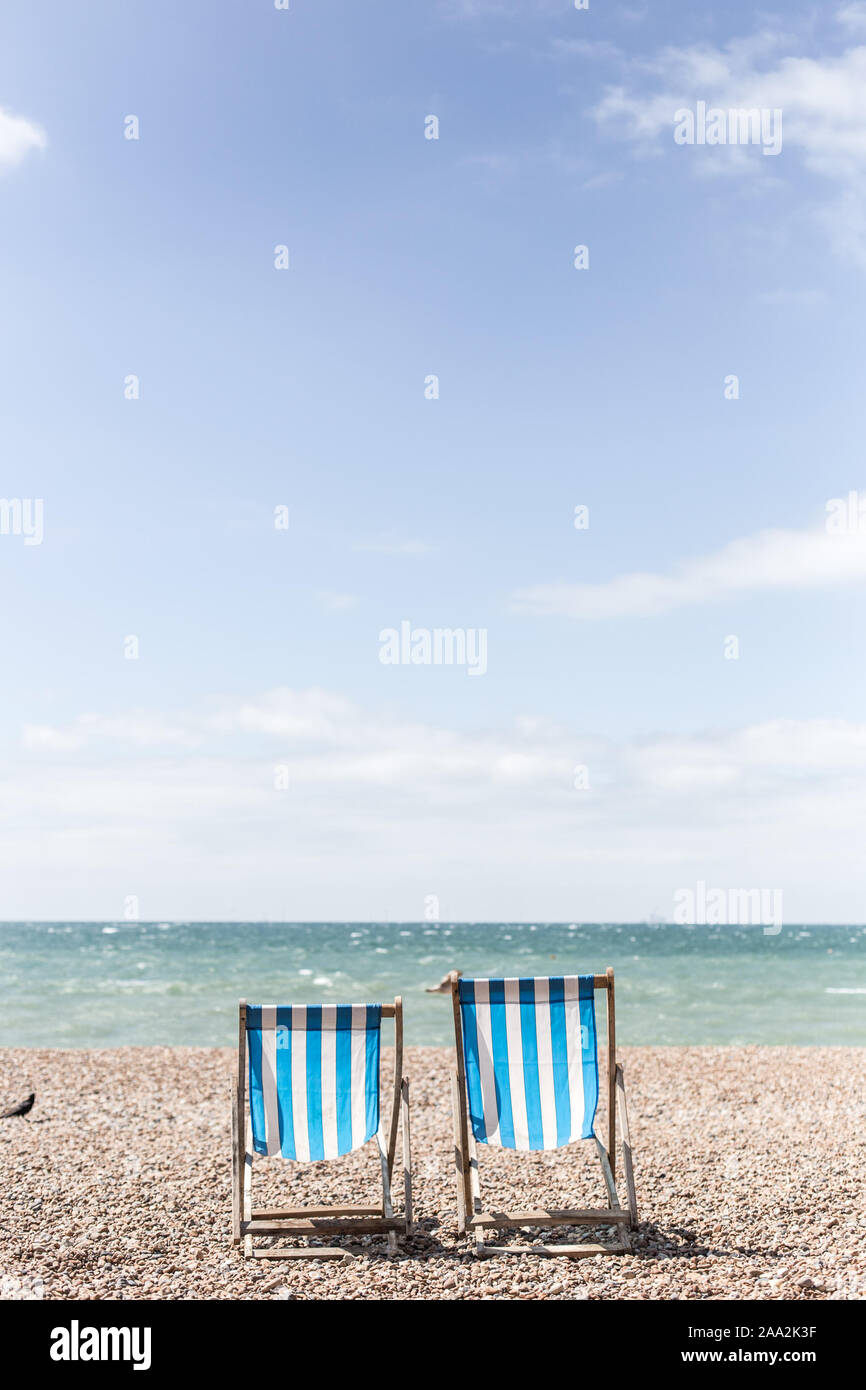 Vogel neben zwei Liegestühle am Strand, Brighton, East Sussex, England, Vereinigtes Königreich Stockfoto