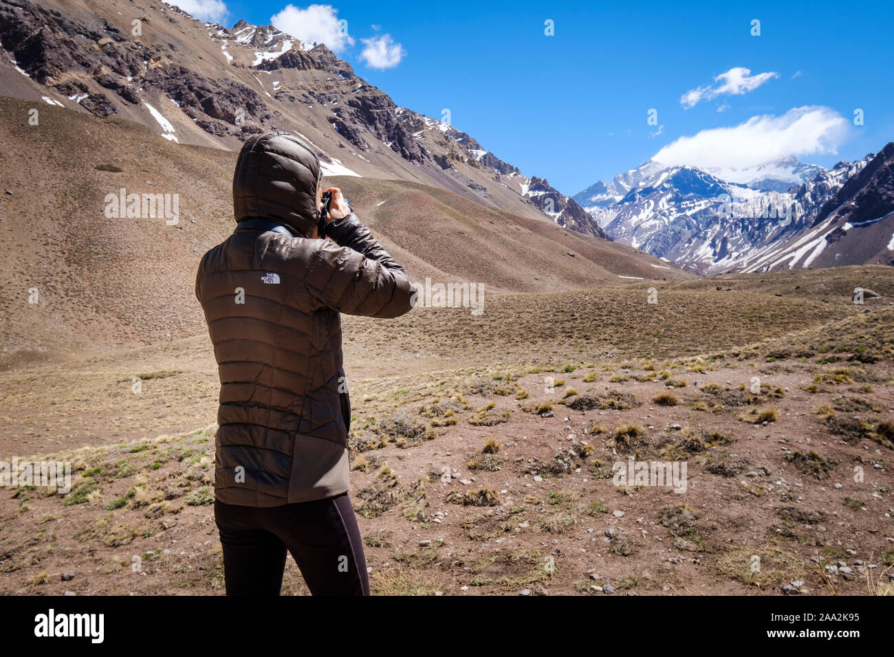 Sie trägt eine isolierte Jacke beim Fotografieren der Aconcagua am Aconcagua Park, Provinz Mendoza, Argentinien Stockfoto