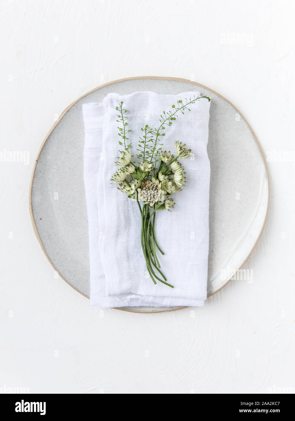 Legen Sie die Einstellung mit einer Serviette und Wildblumen Stockfoto