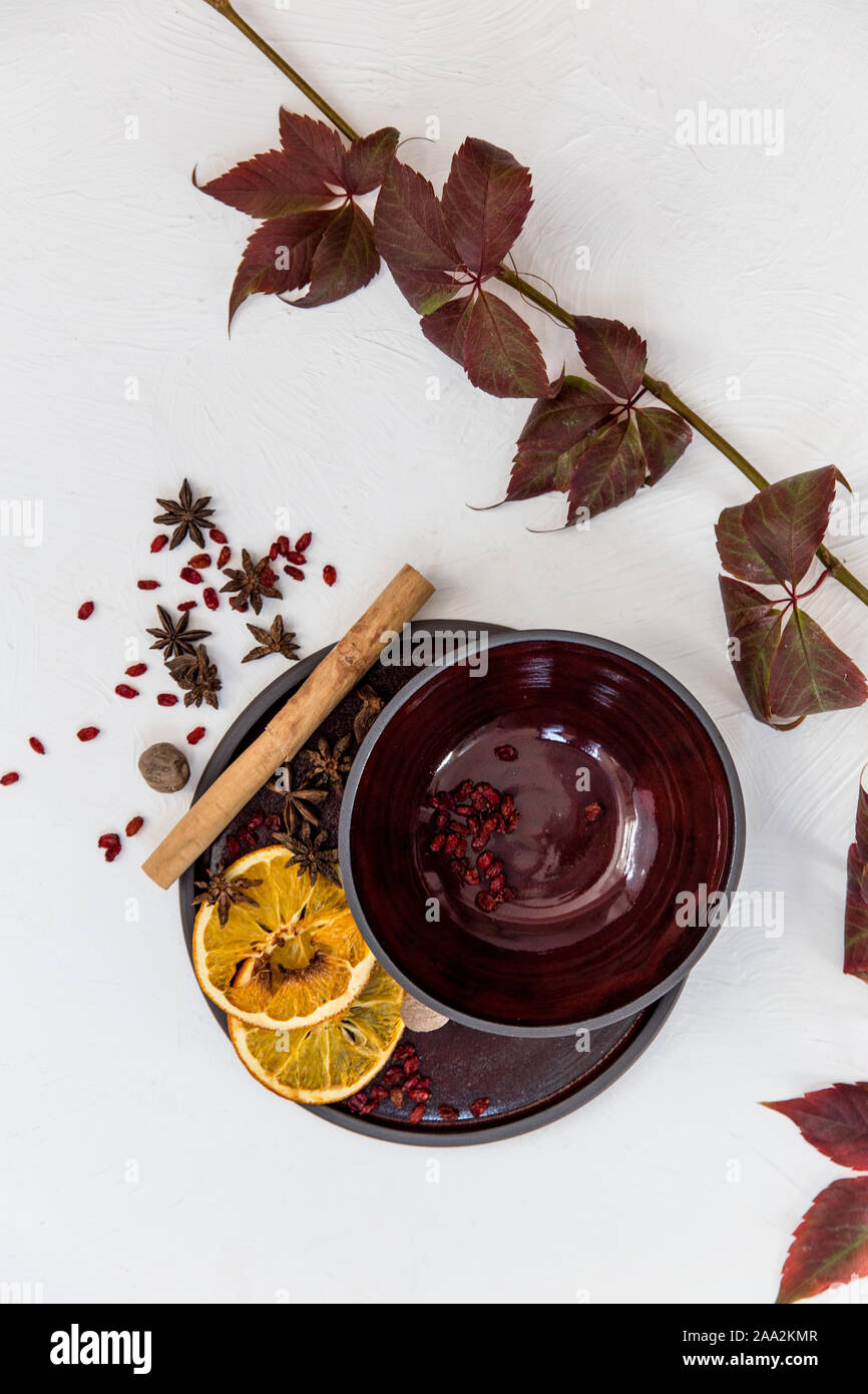 Zimtstange, Sternanis und Orangenscheiben auf einer Platte Stockfoto