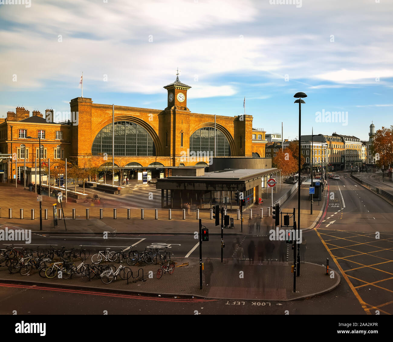 Der internationale Bahnhof Kings Cross- und U-Bahnstation. Verwischt sich bewegenden Personen Stockfoto