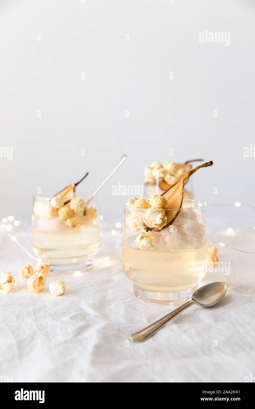 Prosecco Gelee, Birne und Granita gekrönt mit Birne Wasser und Prosecco Popcorn Stockfoto