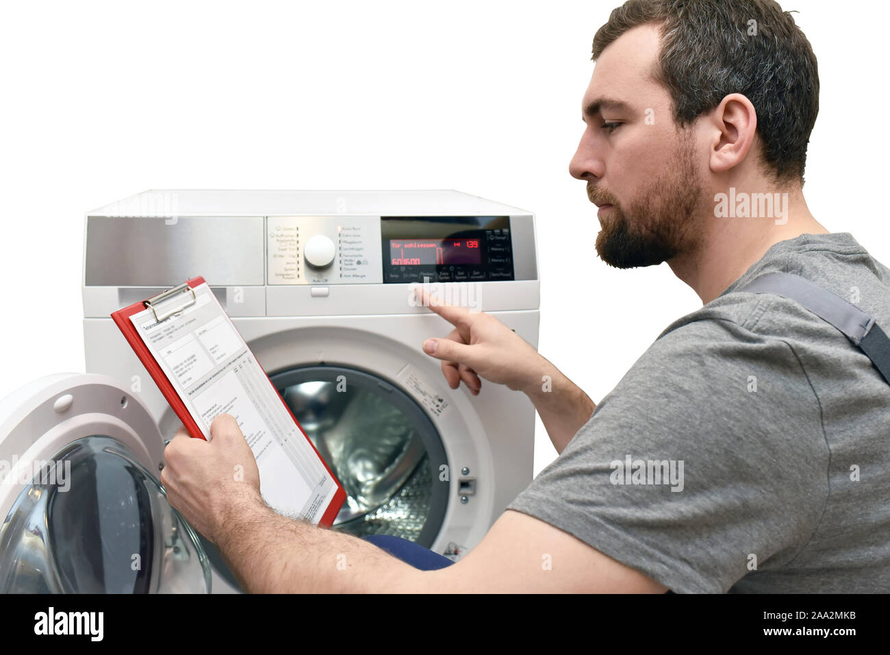 Reparatur Waschmaschine durch einen Servicetechniker beim Kunden Home //auf weißem Hintergrund isoliert Stockfoto