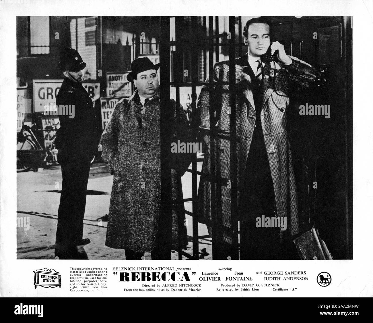 ALFRED HITCHCOCK als Mann außerhalb Phone Box und George Sanders als Jack Favell in REBECCA 1940 Regisseur Alfred Hitchcock Roman von Daphne Du Maurier Produzent David O. Selznick Selznick International Pictures/United Artists Stockfoto