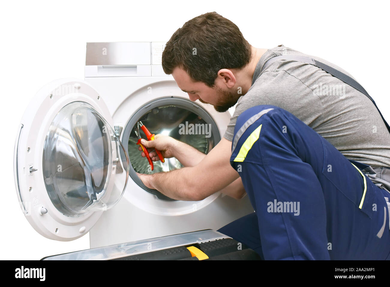 Reparatur Waschmaschine durch einen Servicetechniker beim Kunden Home //auf weißem Hintergrund isoliert Stockfoto