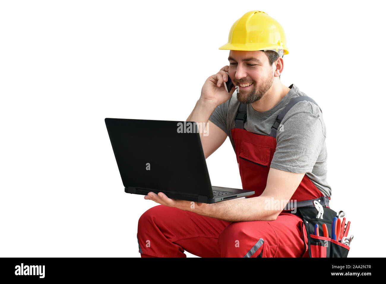 Customer service com Handwerker - Arbeitnehmer mit Telefon und Notebook auf der Baustelle/weißer Hintergrund Stockfoto