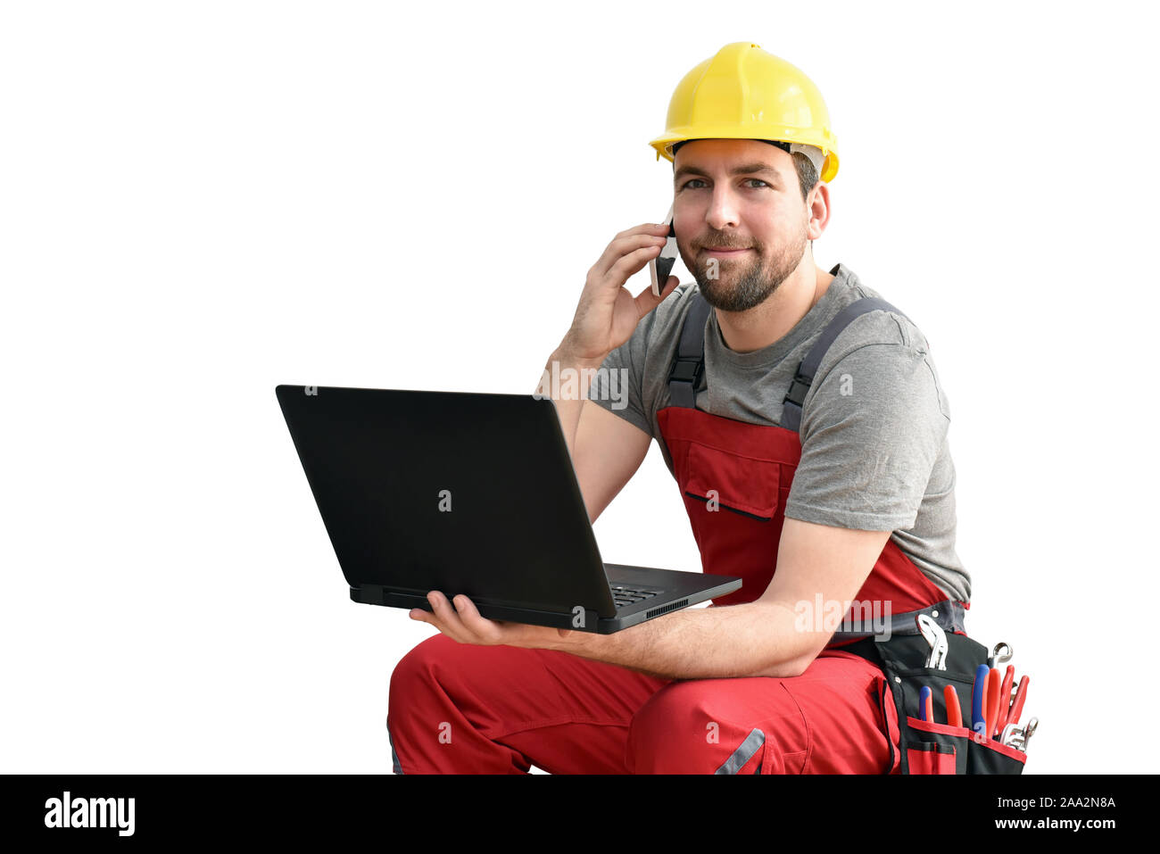 Customer service com Handwerker - Arbeitnehmer mit Telefon und Notebook auf der Baustelle / weißer Hintergrund Stockfoto