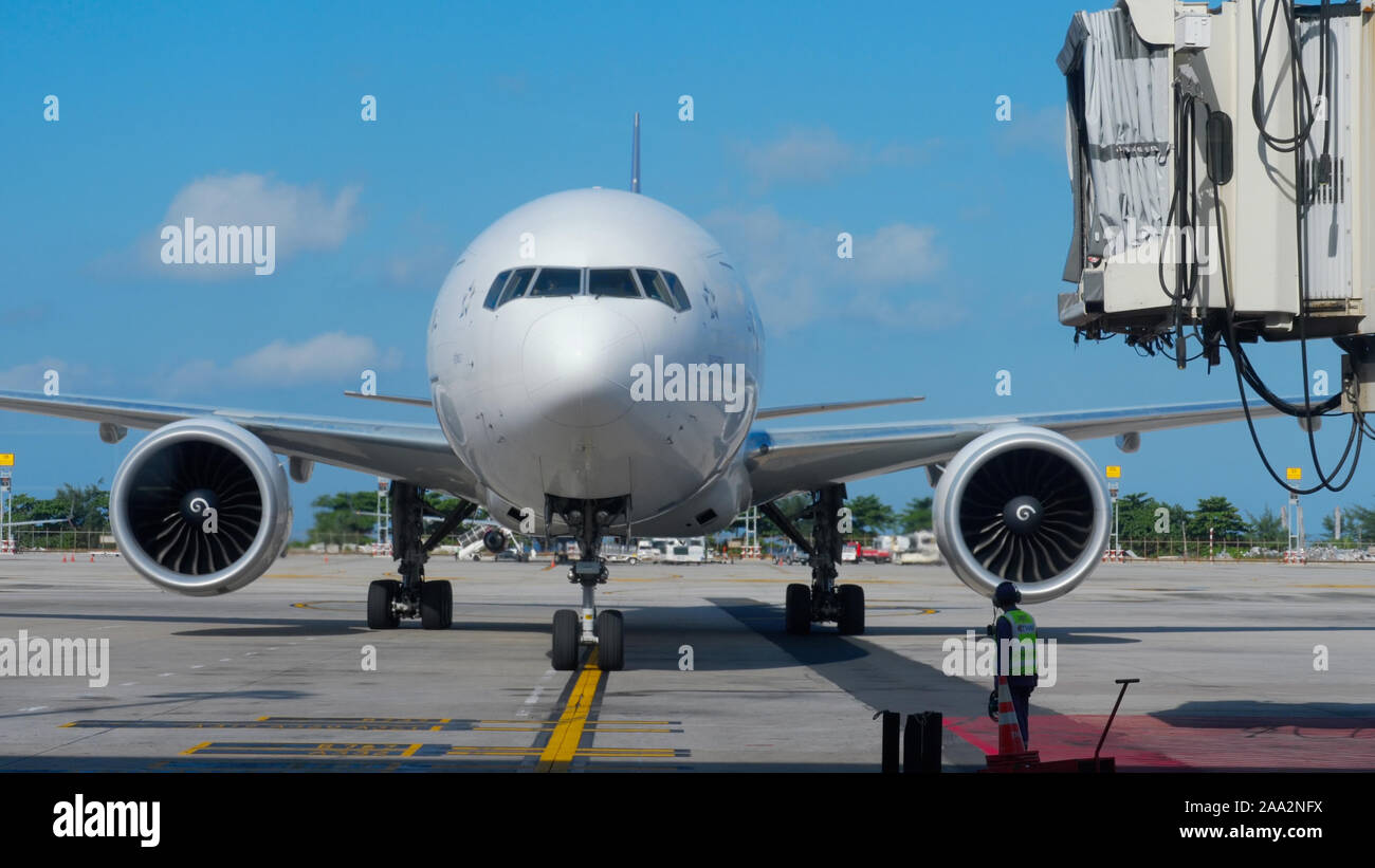 Der Aufseher trifft das Passagierflugzeug am Flughafen Stockfoto