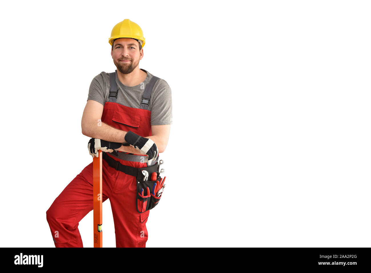 Freundliche Bauarbeiter - Handwerker in Arbeitskleidung mit einer Wasserwaage auf weißem Hintergrund Stockfoto