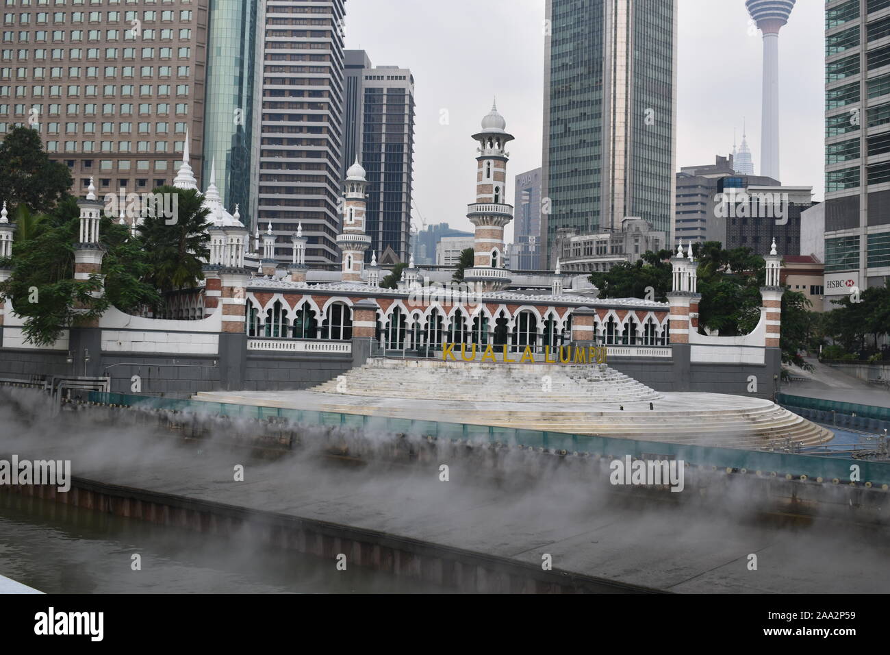 Masjid Jamek, Kuala Lumpur, Malaysia, Asien, 18 August, 2019: Blick auf historische Masjid Jamek in der Nähe von See mit Rauch Stockfoto