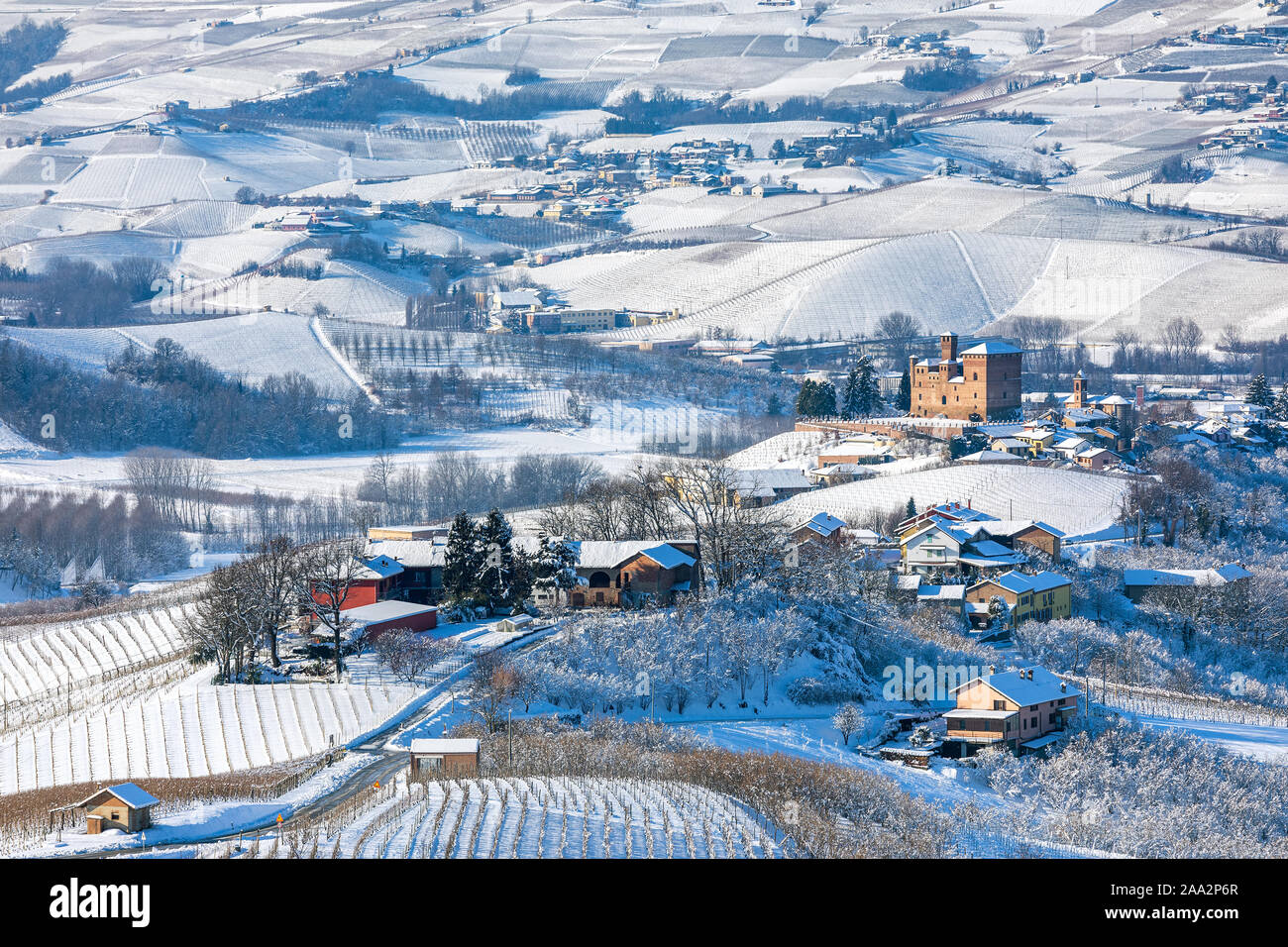 Blick auf die Hügel und Weinberge der Langhe im Schnee in Piemont, Norditalien abgedeckt. Stockfoto