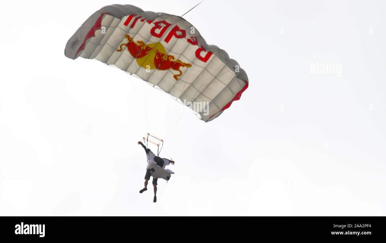 Wingsuite Fallschirmspringer am Fallschirm Stockfoto