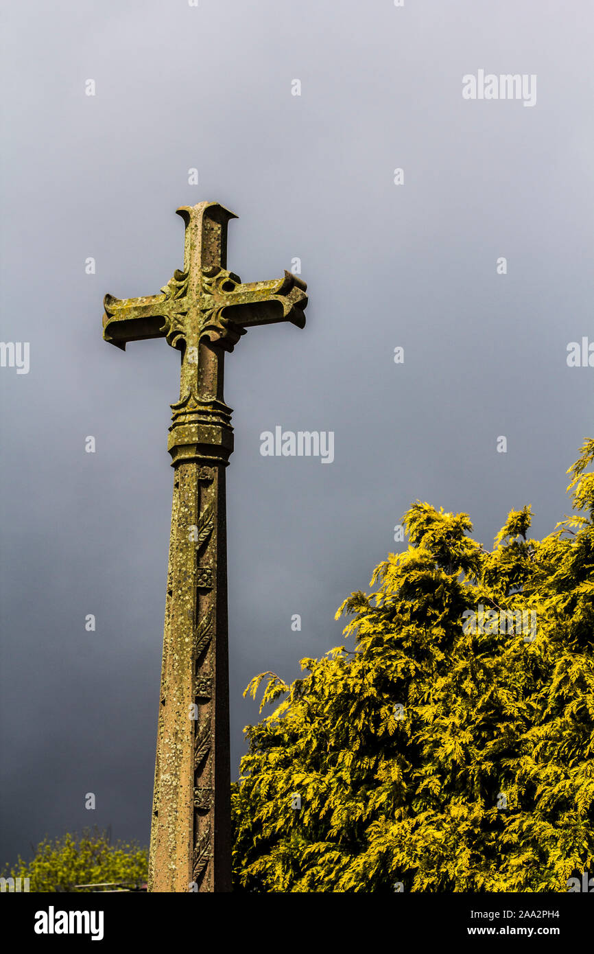 Steinkreuz außerhalb Tideswell Kirche, Peak District Stockfoto