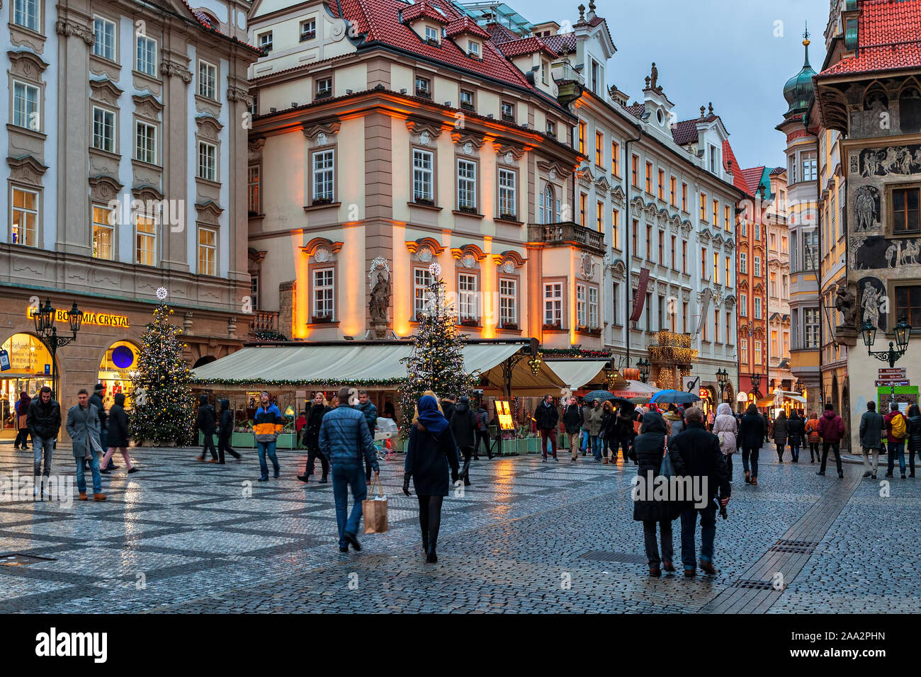 Menschen zu Fuß auf Stare Mesto für Weihnachten - berühmte und beliebte historischen Platz in der Altstadt von Prag dekoriert. Stockfoto