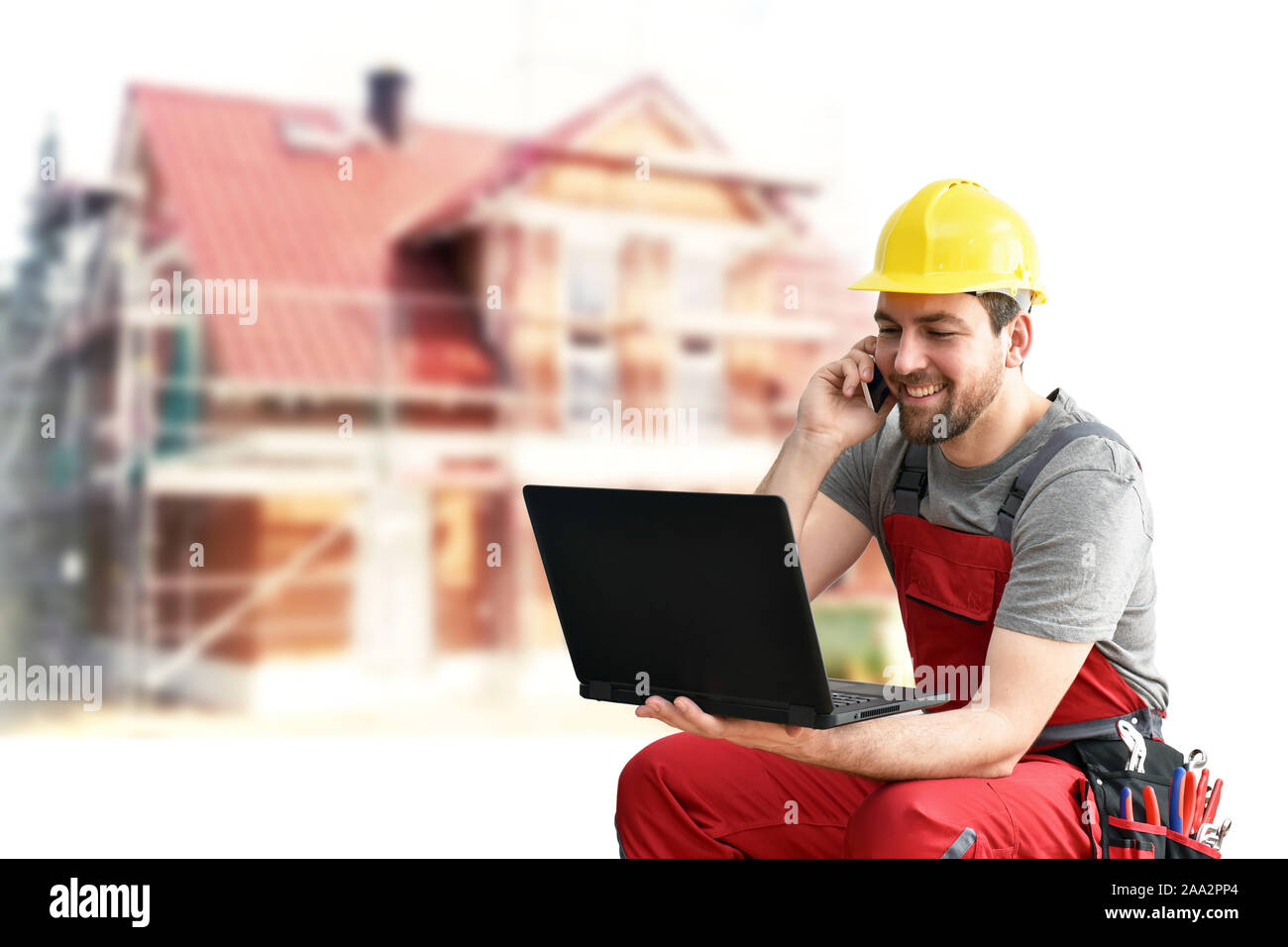 Customer service com Handwerker - Arbeitnehmer mit Telefon und Notebook auf der Baustelle Stockfoto