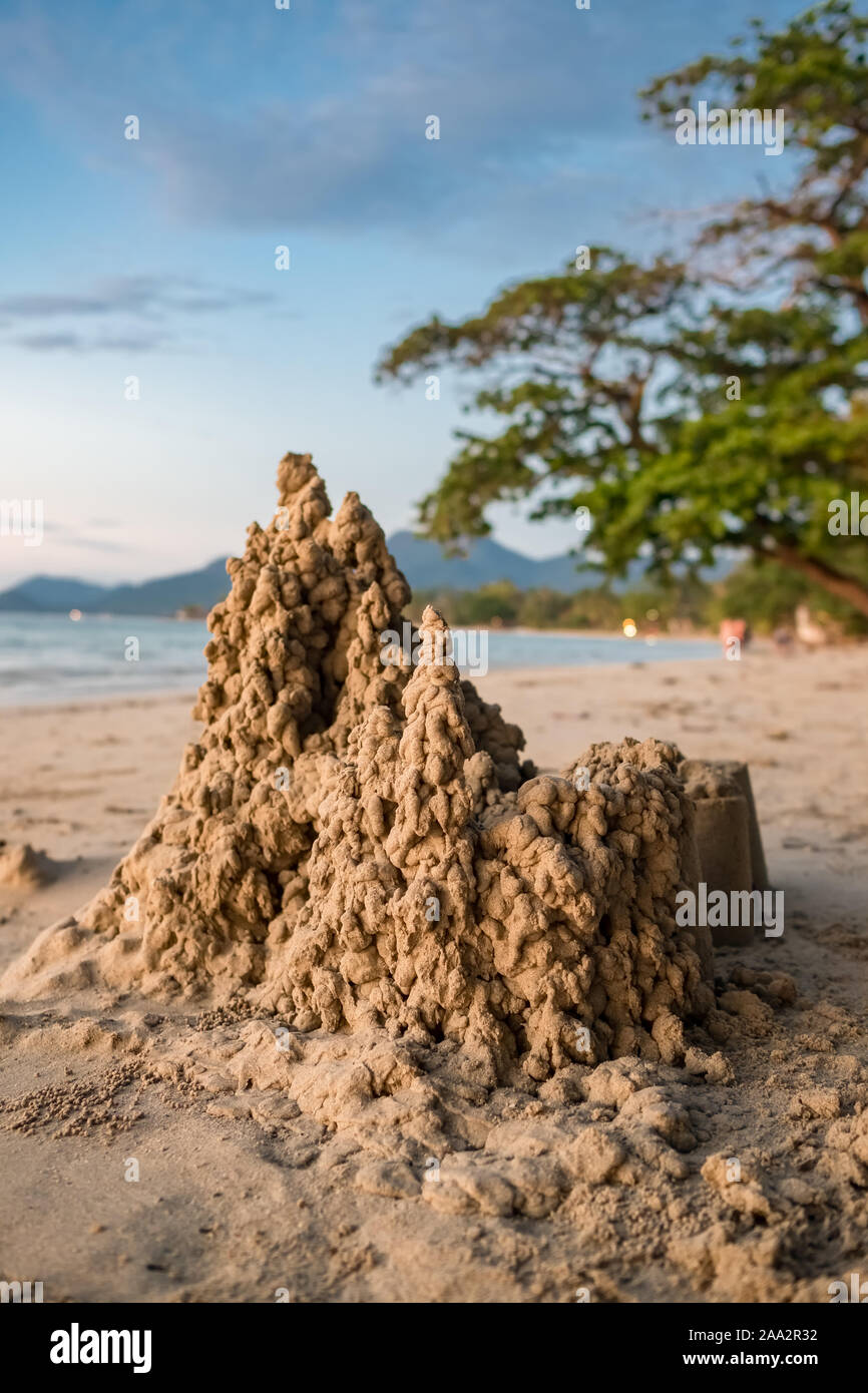 Sandburg am Strand bei Sonnenuntergang. Stockfoto