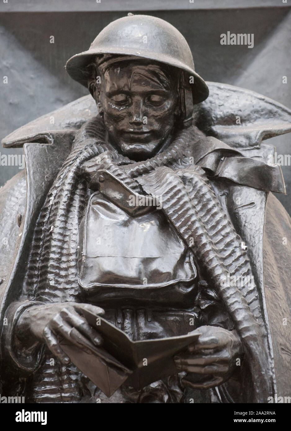 Statue des "unbekannten Soldaten" auf Gleis 1 am Bahnhof Paddington in London. Verschiedene prominente sowie Anonyme Personen haben ein Buch mit dem Titel "Brief an einen unbekannten Soldaten", durch diese Bronzestatue eines Soldaten mit einem Schreiben inspiriert beigetragen. Stockfoto