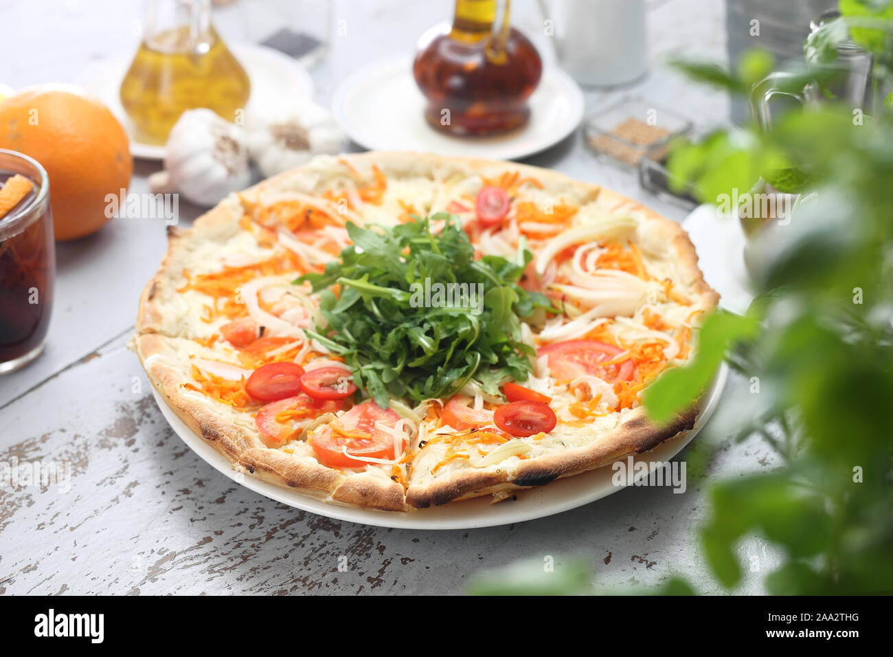 Pizza. Italienische Pizza mit Tomaten und Zwiebeln. Stockfoto