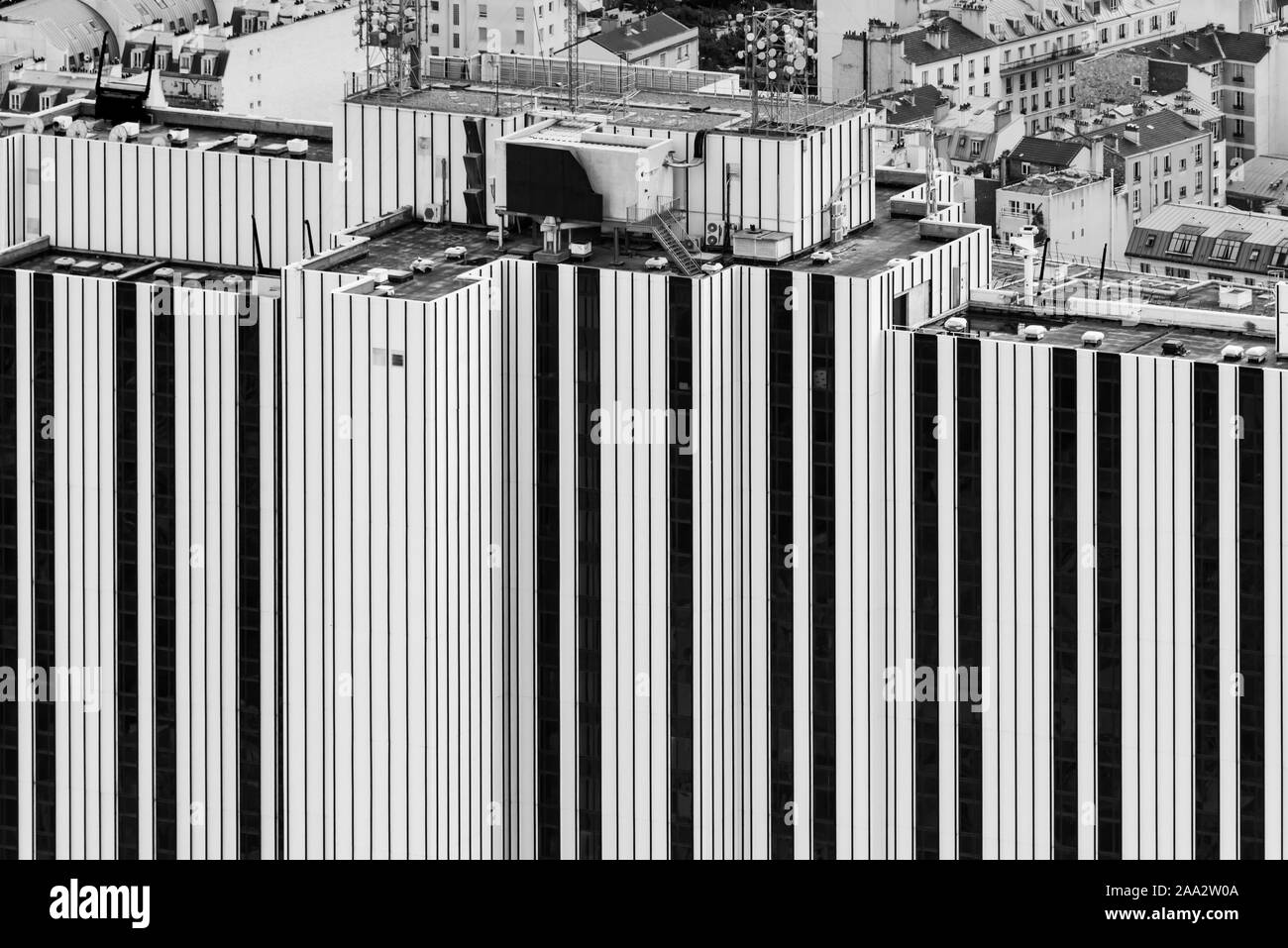 Modernes Gebäude Fassade in Paris Frankreich. Minimale schwarze und weiße Architektur Fotografie. Das Pullman Hotel Paris Montparnasse Stockfoto