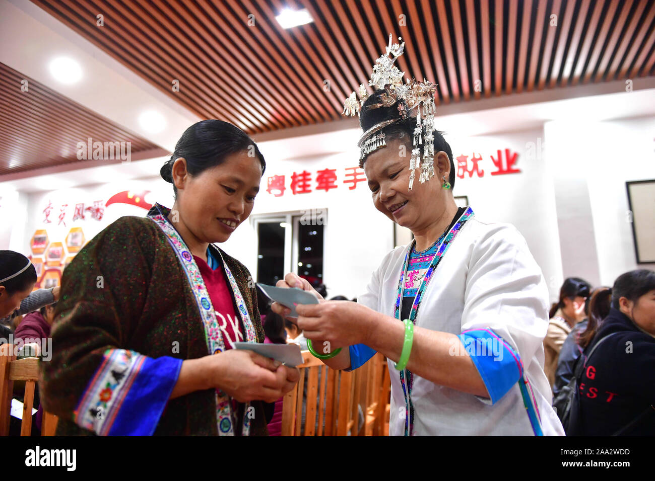Rongshui, China Guangxi Zhuang autonomen Region. Nov, 2019 18. Lokale Frauen lernen, Stickerei auf einem Workshop in Rongshui Miao autonomen County, South China Guangxi Zhuang autonomen Region, Nov. 18, 2019. Seit April dieses Jahres, eine Nacht Schule wurde von der lokalen Regierung der ländlichen Frauen in der Stickerei zu trainieren, damit deren Möglichkeit, der Armut zu verbessern. Bisher sind fünf halben Monat Kurse stattgefunden haben, mit fast 400 Frauen ausgebildet, um die Fähigkeiten zu meistern. Credit: Huang Xiaobang/Xinhua/Alamy leben Nachrichten Stockfoto