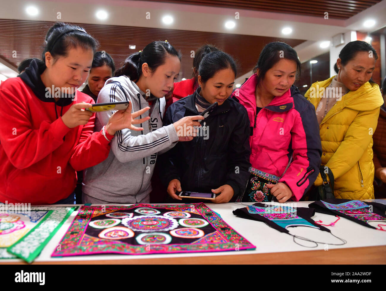 Rongshui, China Guangxi Zhuang autonomen Region. Nov, 2019 18. Lokale Frauen lernen, Stickerei arbeitet an einem Workshop in Rongshui Miao autonomen County, South China Guangxi Zhuang autonomen Region, Nov. 18, 2019. Seit April dieses Jahres, eine Nacht Schule wurde von der lokalen Regierung der ländlichen Frauen in der Stickerei zu trainieren, damit deren Möglichkeit, der Armut zu verbessern. Bisher sind fünf halben Monat Kurse stattgefunden haben, mit fast 400 Frauen ausgebildet, um die Fähigkeiten zu meistern. Credit: Huang Xiaobang/Xinhua/Alamy leben Nachrichten Stockfoto