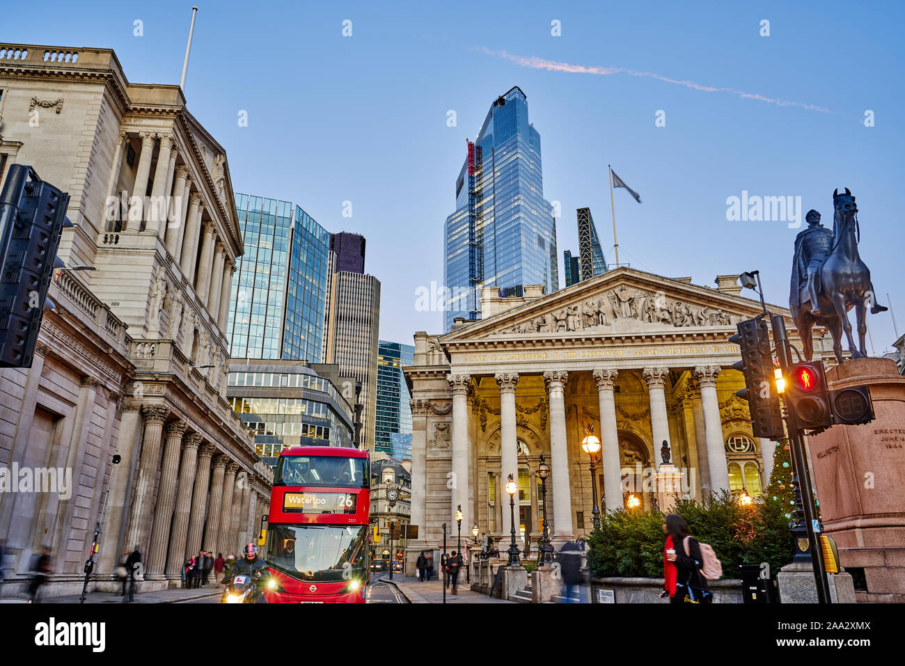 Der Royal Exchange, die Bank von England und beleuchteten Wolkenkratzer in der Innenstadt von London. England Großbritannien Stockfoto