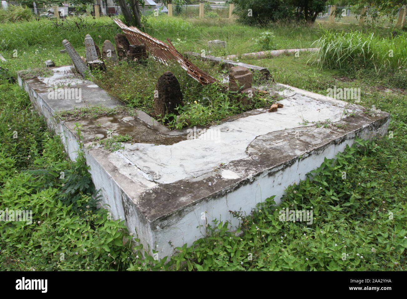 6. November 2010. Die Umgebung und der Zustand des antiken Grabes „Tuan Di Kandang“ wurden nach dem Erdbeben und dem Tsunami im Indischen Ozean 2004 zerstört. Stockfoto