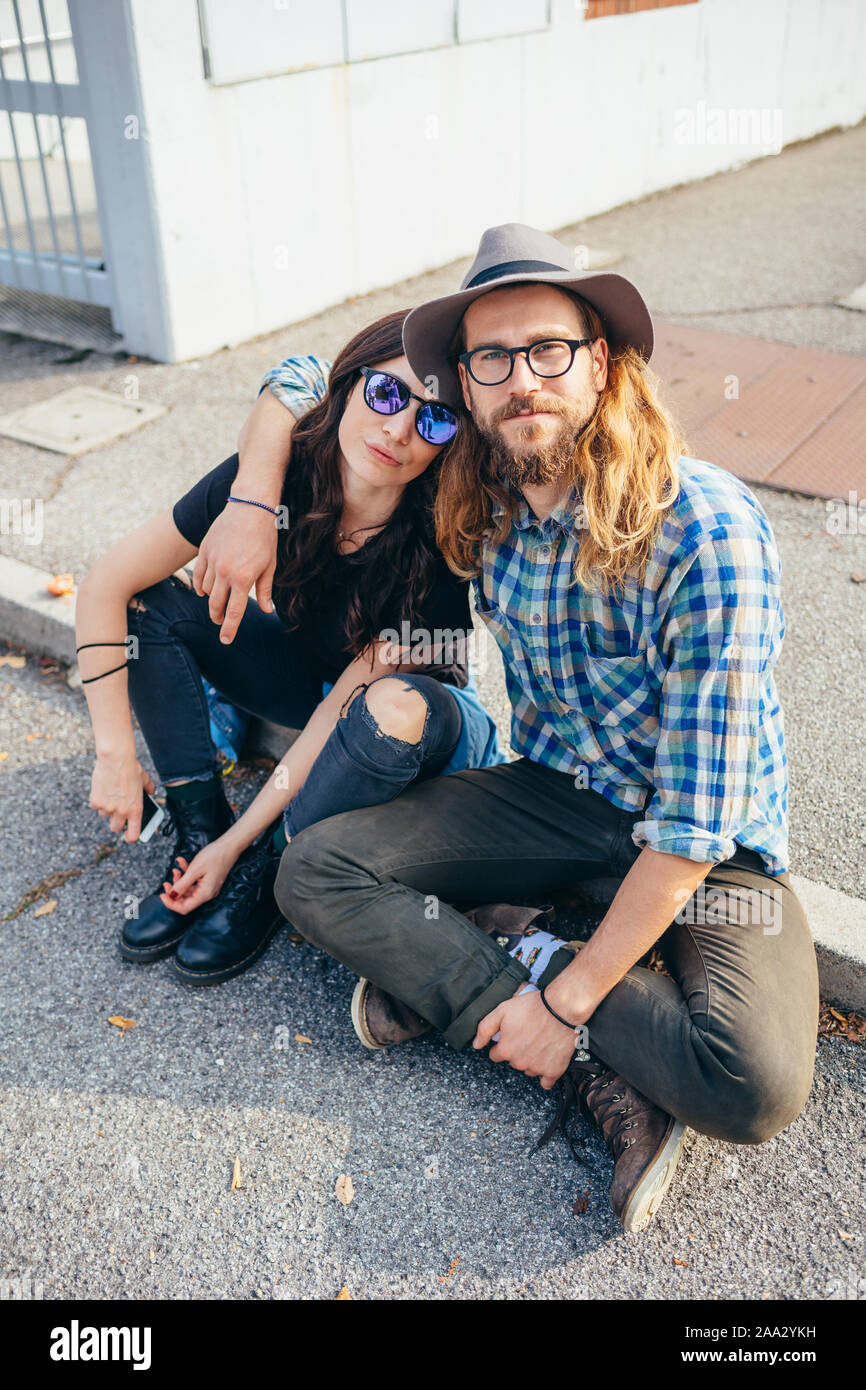 Junge schöne glückliche Paar outdoor Posing umarmen - Liebe, Kleben, Romanze Konzept Stockfoto