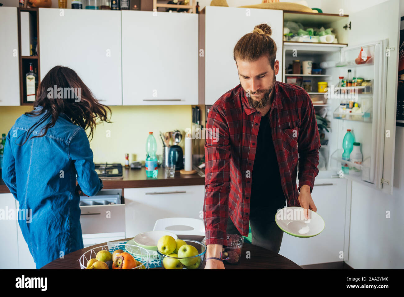 Liebevolle junge Paar Kochen in der Küche zu Hause - Vorbereitung, Zweisamkeit, Teamarbeit Konzept Stockfoto